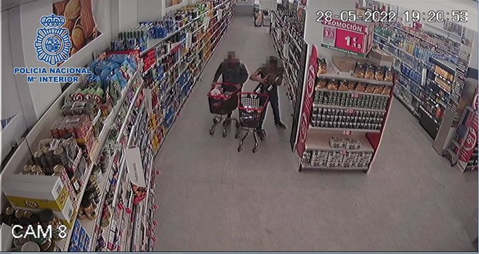 Detenidos dos hombres por darse a la fuga habiendo sustraído dos carros de la compra llenos de productos