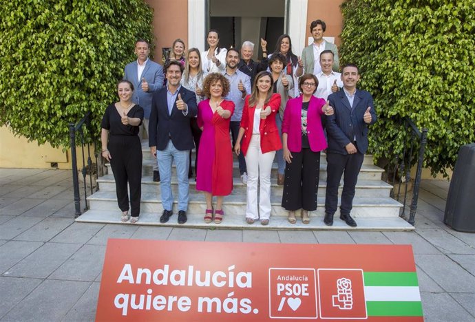 La candidatura del PSOE de Huelva para las elecciones del próximo 19 de junio, junto a la secretaria general de los socialistas onubenses, María Eugenia Limóm.