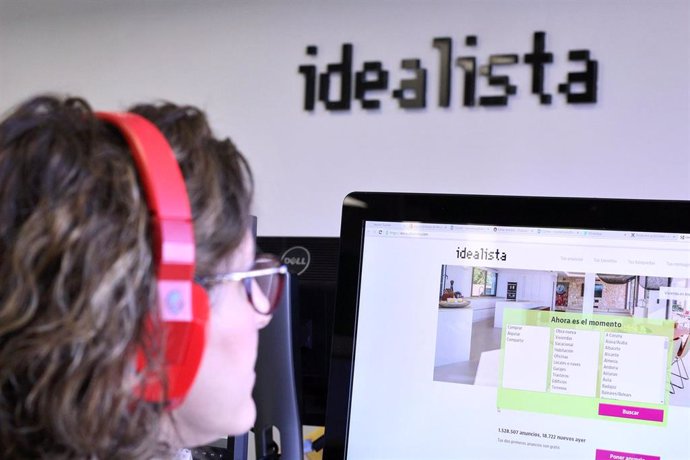 Archivo - Trabajadores de la empresa Idealista colocados en sus puestos de trabajo, en Madrid, (España).