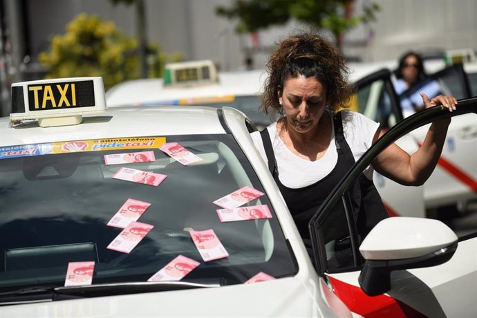 Una mujer taxista en una protesta contra la nueva Ley de Transportes fuera de la Asamblea de Madrid, a 2 de junio de 2022