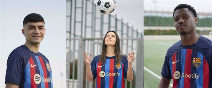 Pedri, Aitana Bonmatí y Ansu Fati con la primera equipación del FC Barcelona 2022/23, con el nuevo logo de Spotify