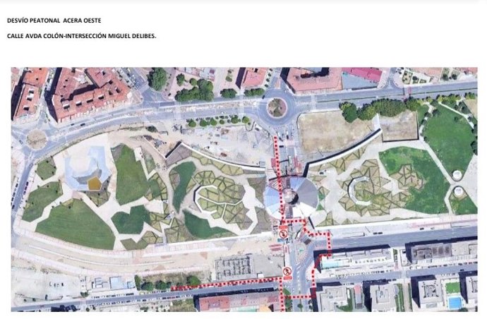 Corte en el itinerario peatonal en la acera oeste de Avenida de Colón este lunes, por las obras del Nudo de Vara de Rey