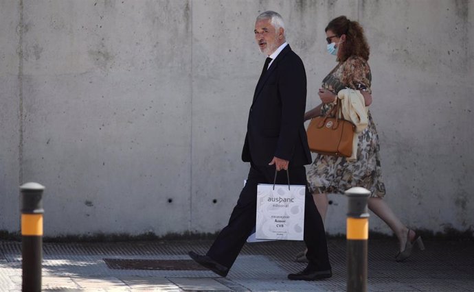 Archivo - El expresidente de la Asociación de Usuarios de Servicios Bancarios Ausbanc-, Luis Pineda, llega a la sede de la Audiencia Nacional en San Fernando de Henares (Madrid) para declarar como acusado de delitos de organización criminal y extorsión