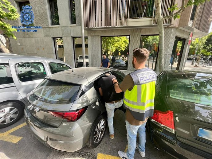 Detienen a un hombre por explotar a una pareja y obligarle a cometer actos delictivos.