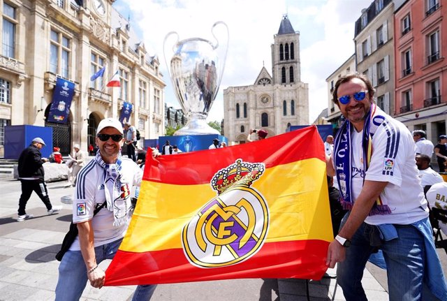 Seguidores del Real Madrid en los momentos previos a la final de la Liga de Campeones 2021-2022