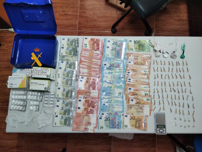 Efectos intervenidos por la Guardia Civil en la operación Bisonte que ha desarticulado un grupo dedicado a la venta de drogas al menudeo.