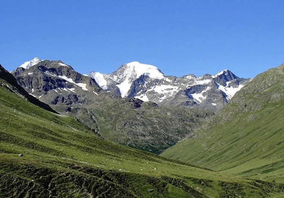 En el centro, la cima del piz Bernina, en Graubünden, con vistas al Val da Fain.