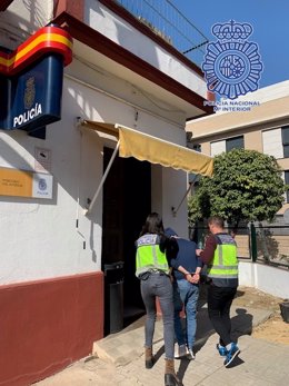 Archivo - Un arrestado es llevado al interior de la Comisaría de Nervión.