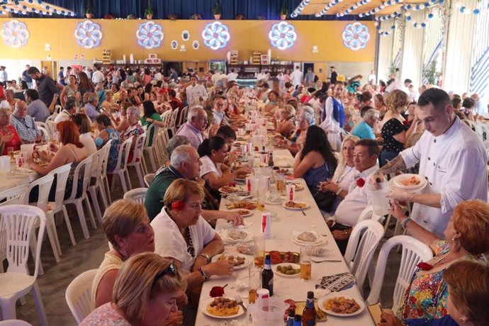 Los mayores de Alcalá de Guadaíra (Sevilla) han disfrutado de la Feria en la comida de convivencia anual que organiza para ellos el Ayuntamiento en la caseta municipal.