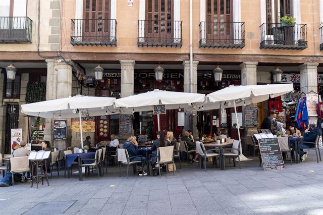Archivo - Varias personas sentadas en una terraza, a 8 de noviembre de 2021, en Madrid, (España). El proyecto de la nueva ordenanza de Terrazas establece que las terrazas Covid de la capital continúen dos años más vigente, salvo en aquellas zonas que esté