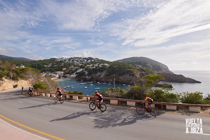 Archivo - Vuelta Cicloturista a Ibiza durante su edición del 2021