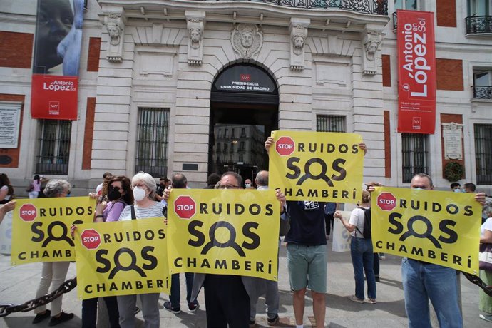 Archivo - Un grupo de vecinos del distrito de Chamberí participa en una concentración con pancartas donde se puede leer "STOP Ruidos, SOS Chamberí"  