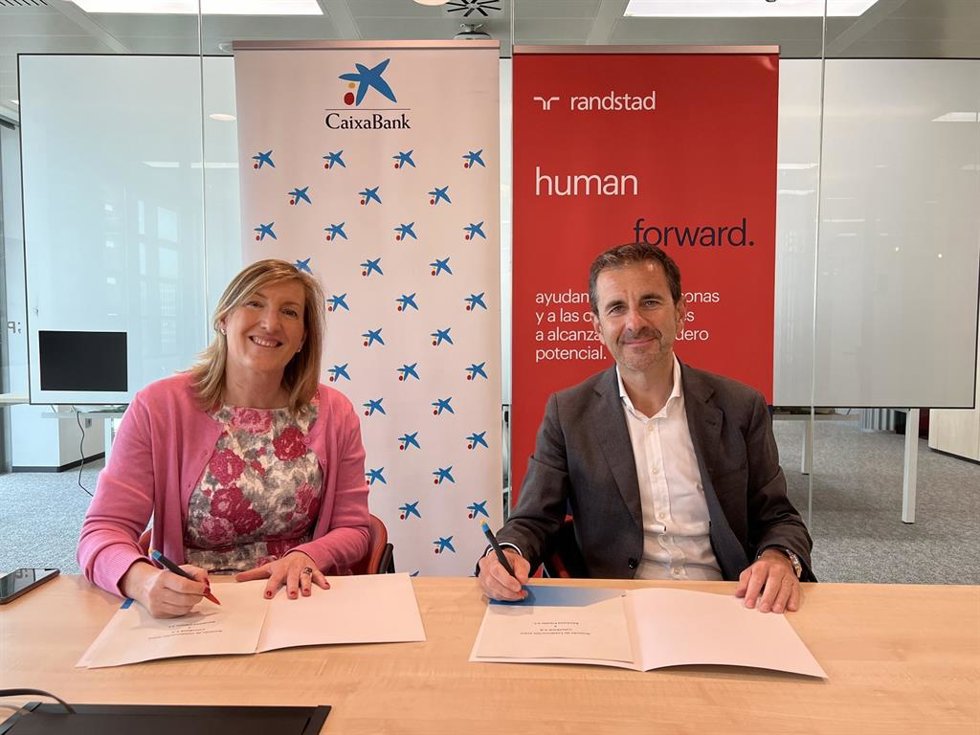 La directora de Instituciones de CaixaBank en Barcelona, Patrícia Trillo, y el director de Responsabilidad Social Corporativa de Randstad, Oscar Gutiérrez