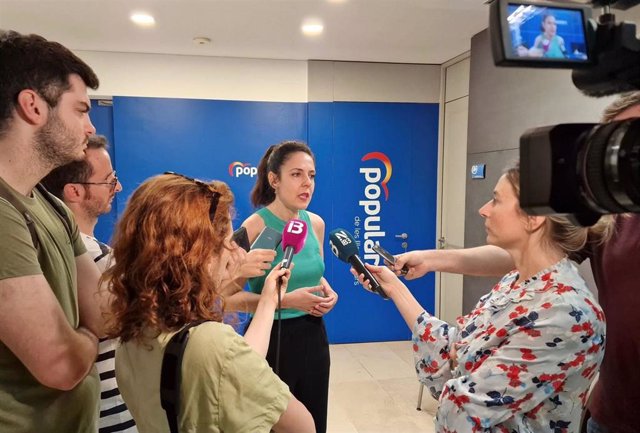 La secretaria general del PP de Baleares, Sandra Fernández, antiende a los medios.