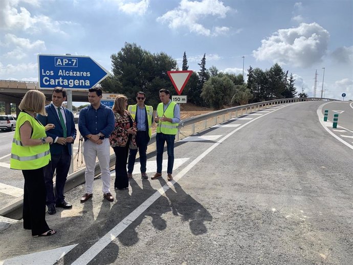 El consejero de Fomento e Infraestructuras, José Ramón Díez de Revenga, y el alcalde de San Javier, José Miguel Luengo, en la apertura al tráfico del nuevo enlace de la autovía A-7, dirección Cartagena, desde la nueva rotonda de Pozo Aledo.