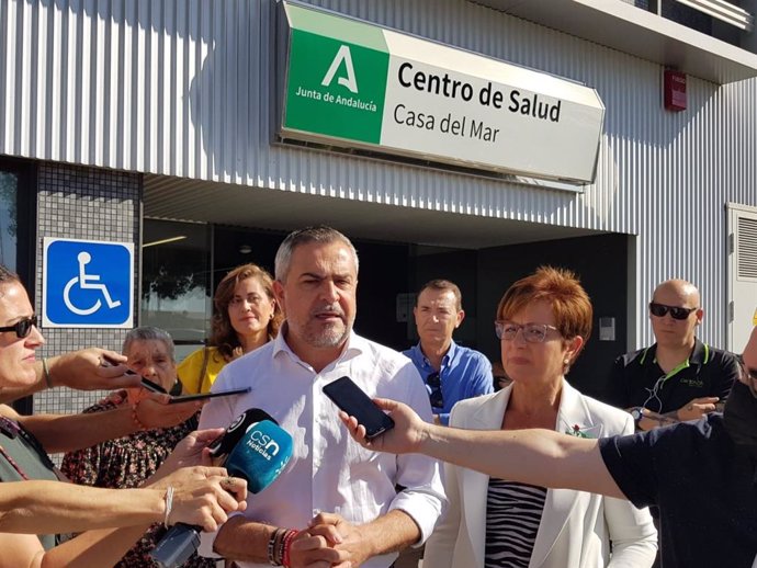 Juan Antonio Lorenzo (PSOE) atiende a los medios frente a la Casa del Mar, en Almería.