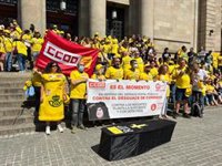 Un centenar de trabajadores de Correos protesta en Barcelona en su tercer día de huelga