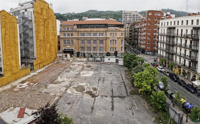 Solar que ocupaba la antigua Escuela de Magisterio de BAM en el barrio de Abando, en Bilbao