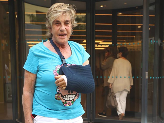 Chelo García Cortés sale del hospital tras su operación de muñeca