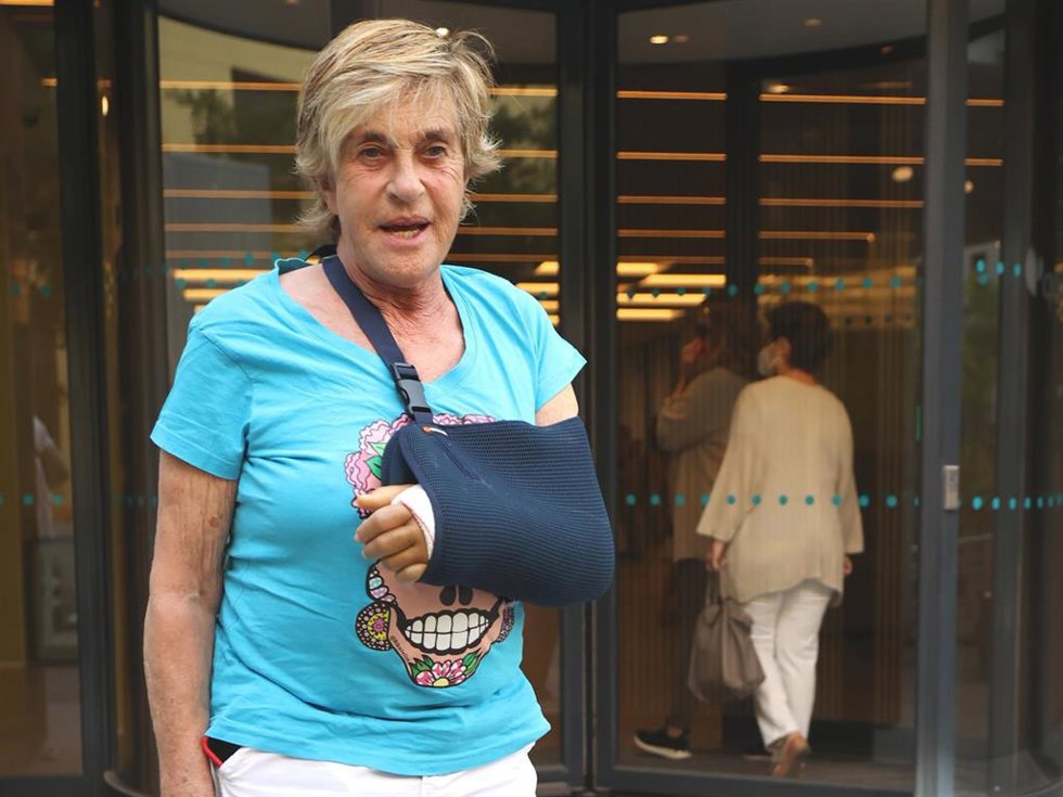 Chelo García Cortés sale del hospital tras su operación de muñeca
