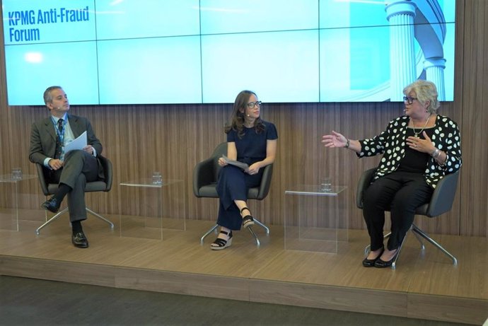 Juan Mazarredo, Director De KPMG Forensic,  Patricia Leandro, Councel En Uría Menéndez, Y Sherron Watkins, Académica De La Texas State University Y De La North Carolina University.