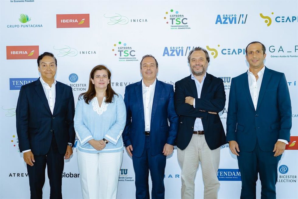 Archivo - De izda a dcha: Javier Cárdenas, presidente de Rhino Equipment; Gema Sacristán, directora general de negocios de BID Invest; Carlos Díaz-Rosillo, de Adam Smith Center for Ecomomic Freedom; Jaime Miller, asesor del directorio de Zonamerica; Lui