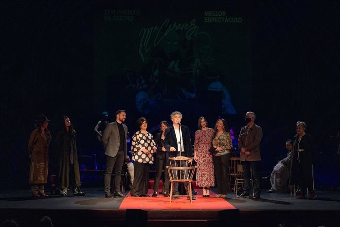 El equipo de 'Cigarreiras' recoge el premio a mejor espectáculo en la gala de los XXVI Premios de Teatro María Casares, en el Teatro Rosalía de A Coruña