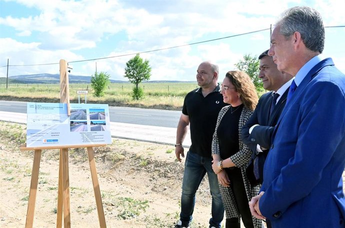 La consejero María González en la visita a las obras de la AV-120.