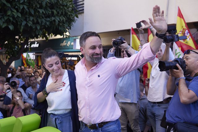El presidente de Vox, Santiago Abascal, junto a la candidata de Vox a la presidencia de la Junta de Andalucia, Macarena Olona, durante el acto público de Vox en la calle Asunción del barrio de los Remedios