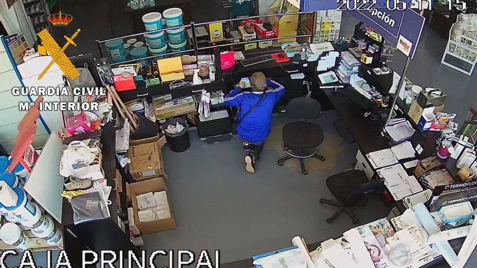 Momento del robo captado por las cámaras en un establacimiento de materiales de construcción