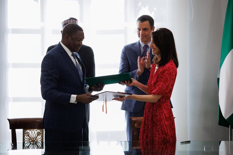 La ministra de Justicia, Pilar Llop (1d), en la firma de acuerdos en el Palacio de la Moncloa, a 1 de junio de 2022, en Madrid (España).