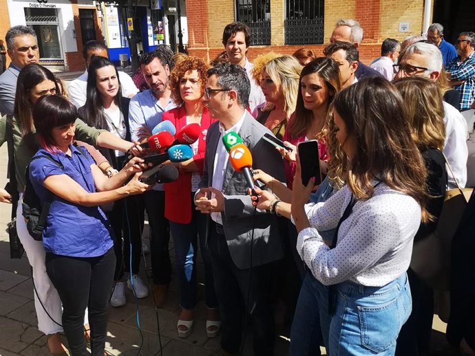 El ministro de la Presidencia, Félix Bolaños, atiende a los medios en su visita a San Juan del Puerto (Huelva) con motivo del inicio de la campaña electoral andaluza del PSOE de Huelva.