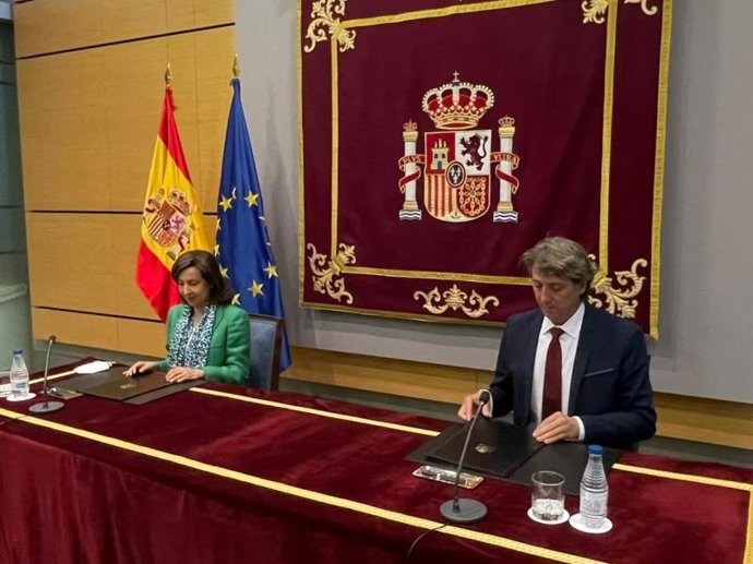Margarita Robles y Carlos Martínez durante la firma de la declaración de intenciones.