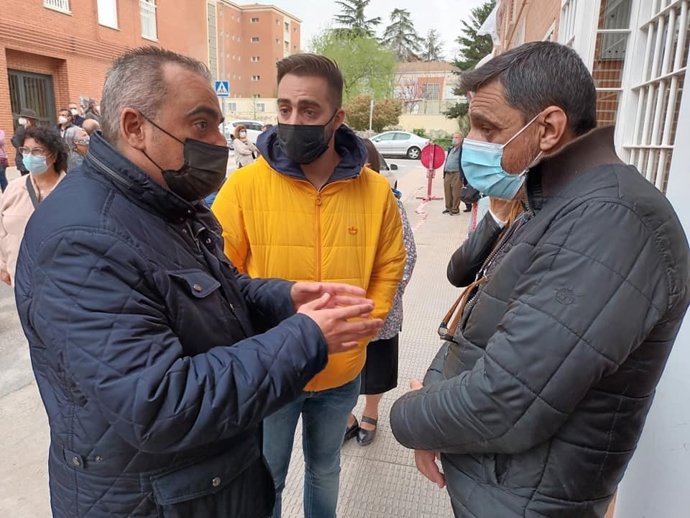 Archivo - El alcalde de San Fernando de Henares, Javier Corpa, durante una movilización en la ciudad por la Línea 7B de Metro de Madrid.