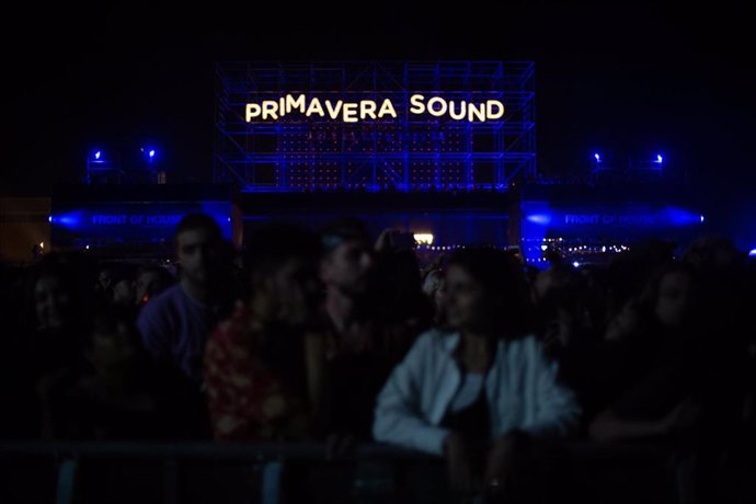 Un grupo de personas de noche durante la primera jornada del Festival Primavera Sound Barcelona, a 2 de junio de 2022, en Barcelona