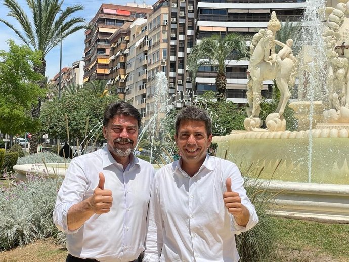 El alcalde de Alicante, Luis Barcala, (i), y el presidente de la Diputación de Alicante, Carelos mazón, ante la fuente de Luceros