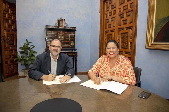La presidenta de Iprodeco, Dolores Amo, en la firma con Fundecor.