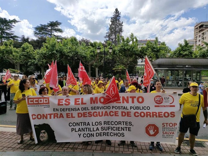 Concentración de trabajadores de Correos en el Espolón de Logroño