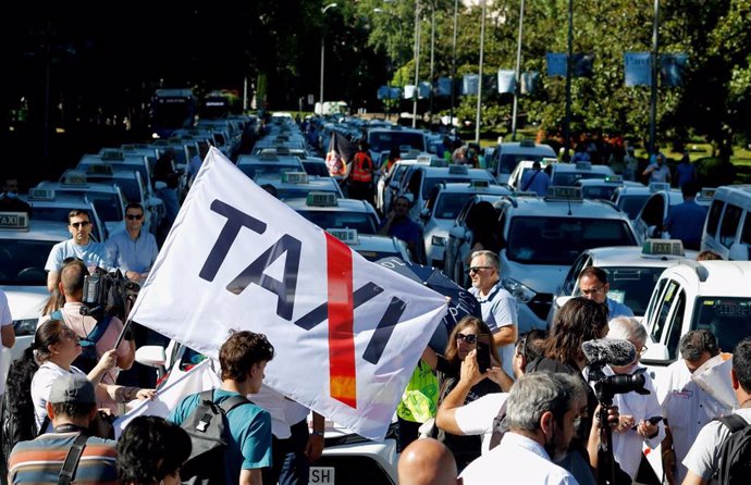 Varias personas se manifiestan durante una marcha contra la reforma de la Ley de Transportes.