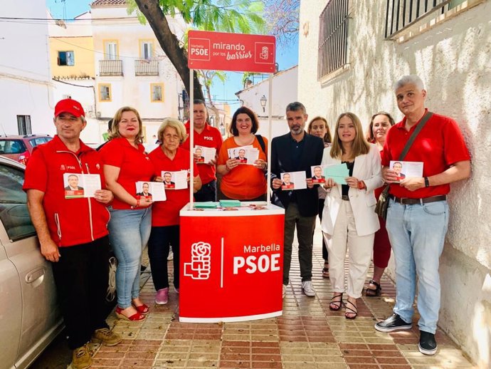 La candidata del PSOE al Parlamento andaluz Alicia Murillo junto con la candidata Blanca Fernández y el secretario de Organización del PSOE de Málaga y portavoz en la ciudad, José Bernal en un acto en Marbella