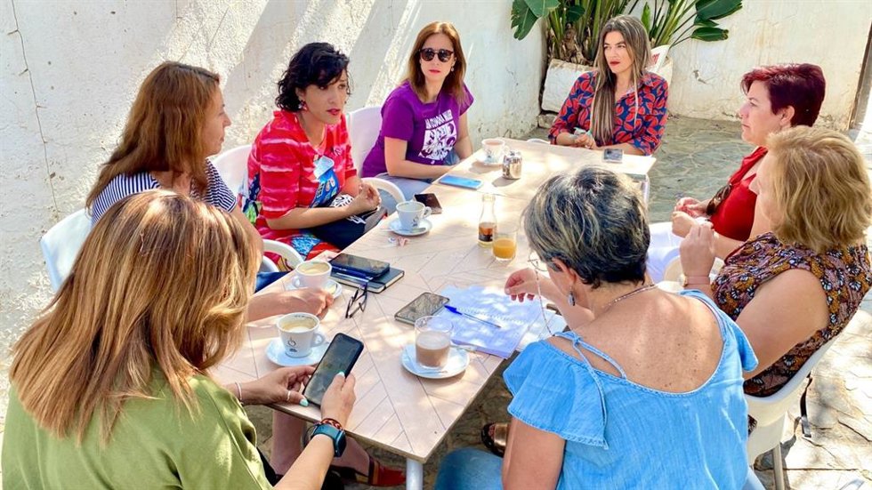 Candidatas de 'Por Andalucía' y dirigentes de las formaciones que la integran mantienen un encuentro electoral en Málaga.