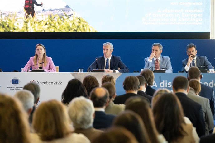 El presidente de la Xunta, Alfonso Rueda, junto al delegado del Gobierno en Galicia, José Miñones, el consejero andalúz José Manuel Cardenete y la eurodiputada portuguesa Cláudia Monteiro de Aguir en el Comité Europeo de las Regiones, celebrado en Santi