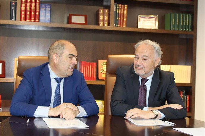 El presidente de ATA, Lorenzo Amor, y el presidente del CGPE, Juan Carlos Estévez, en la firma del acuerdo de integración