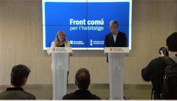 La consellera de Derechos Sociales de la Generalitat de Catalunya, Violant Cervera, y el vicepresidente segundo y consejero de Vivienda y Arquitectura Bioclimática de la Generalitat Valenciana, Héctor Illueca.