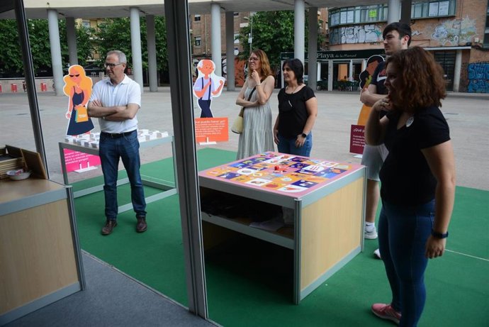 El director general del Medio Ambiente, Francisco Marín (i), durante su visita a la carpa de la Plaza de la Universidad.