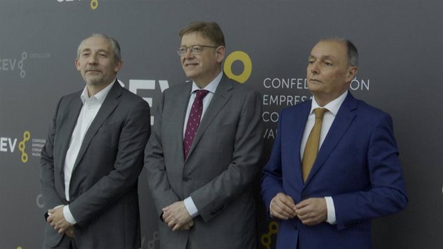 El vicepresidente ejecutivo de Compras de SEAT, S.A., Alfonso Sancha, el presidente de la CEV, Salvador Navarro, y el presidente de la Generalitat, Ximo Puig.