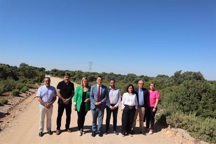 El consejero de Agricultura, Agua y Desarrollo Rural, Francisco Martínez Arroyo, visita un camino rural de Iniesta.