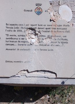 Placa conmemorativa en la cueva de Ibiza en la que se refugió Rafael Alberti y su esposa que ha sido destrozada