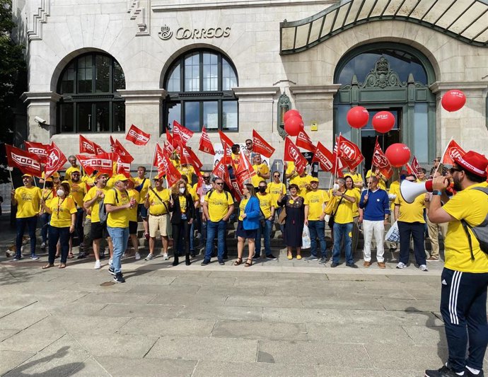Los trabajadores de Correos se concentran en Santander