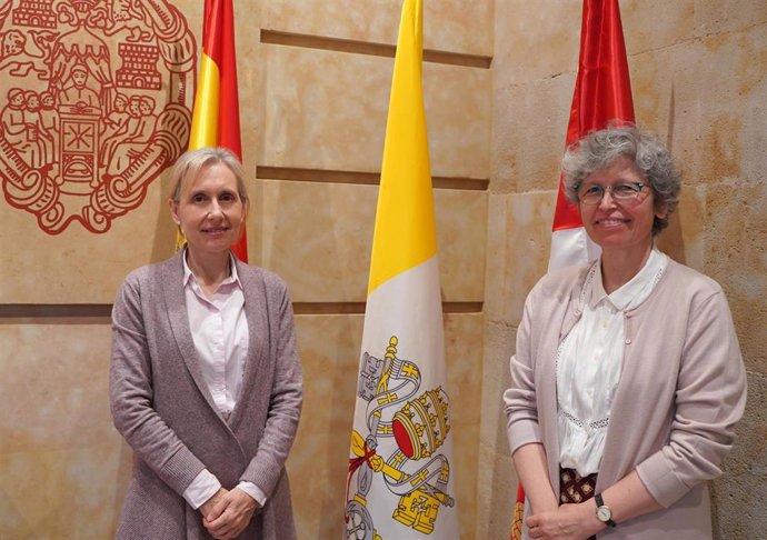 La rectora de la UPSA, Mirian Cortés Diéguez (i), y María José Mariño Pérez (d), en representación de la Asociación Redes, en la Universidad Pontificia de Salamanca.